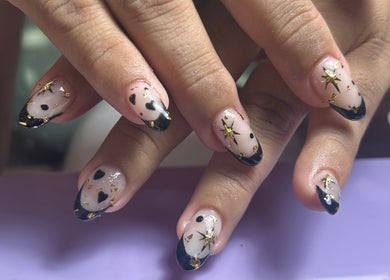 Design d'ongles avec étoiles et paillettes chez Ali’nails, Izon, Nouvelle-aquitaine, FR.
