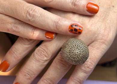Nail art orange avec motifs à Ali’nails, Izon, Nouvelle-aquitaine, FR.