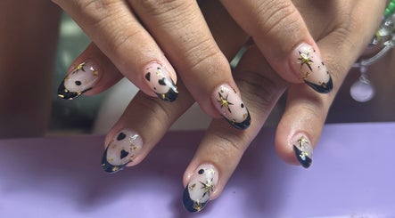 Manucure élégante avec étoiles et paillettes chez Ali’nails, Izon, Nouvelle-aquitaine, FR.
