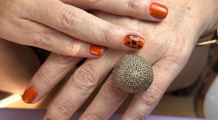 Manucure orange avec motifs noir chez Ali’nails, Izon, Nouvelle-aquitaine, FR.