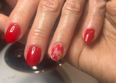 Ongles rouges élégants chez Ali’nails à Izon, Nouvelle-Aquitaine, FR.
