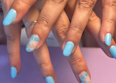 Manucure bleu ciel avec design étoilé à Ali’nails, Izon, Nouvelle-aquitaine, FR.