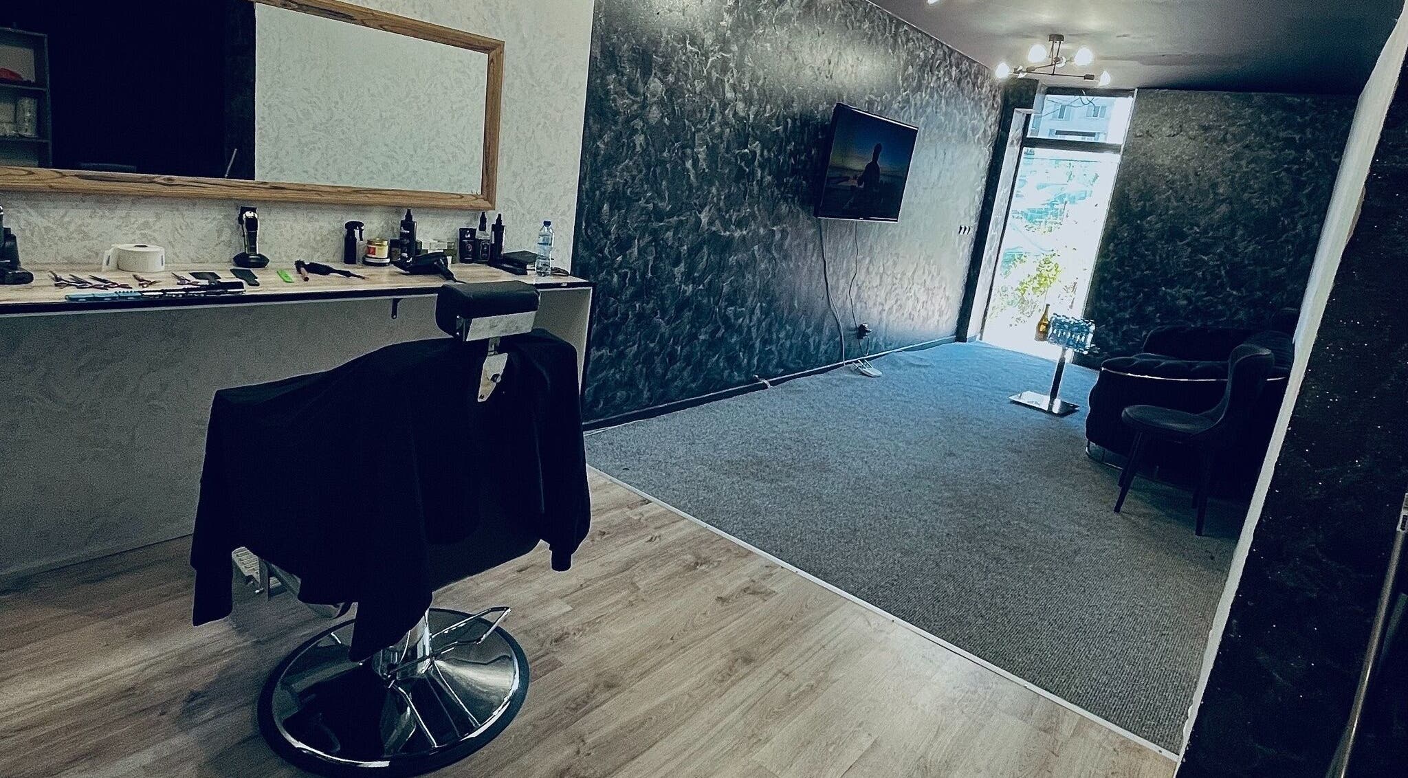 Интериор на съвременен салон The Black Blade, София, Област София, BG, с уютен модерен дизайн.