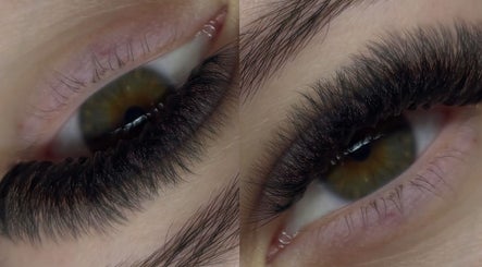 Close-up of eyelash extensions by Sculpted by Sylvie, Gainsborough, England, GB. Exquisite detail and precision.
