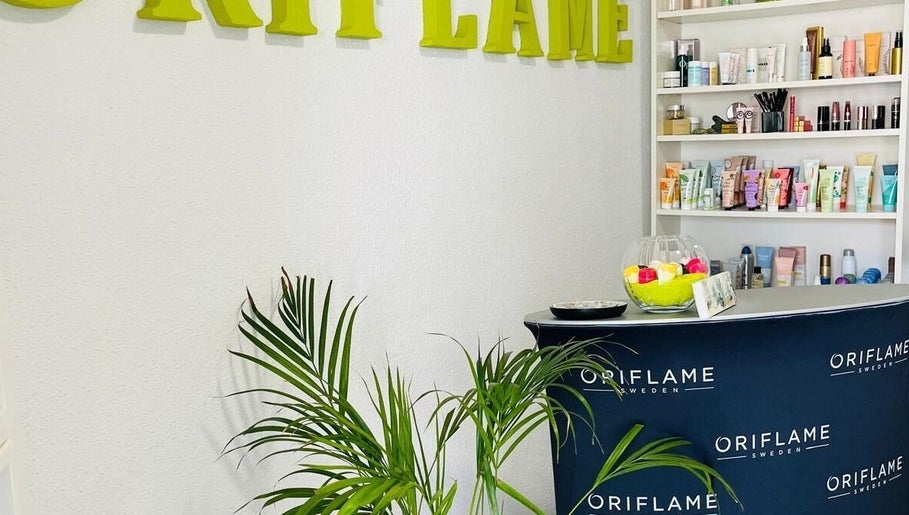 Mostrador de Advanced Aesthetics VM en Villamartín, Comunidad Valenciana, ES con productos de belleza en estantes.