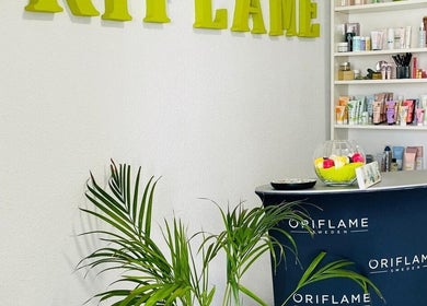 Mostrador de Advanced Aesthetics VM en Villamartín, Comunidad Valenciana, ES con productos de belleza en estantes.