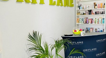 Mostrador de Advanced Aesthetics VM en Villamartín, Comunidad Valenciana, ES con productos de belleza en estantes.