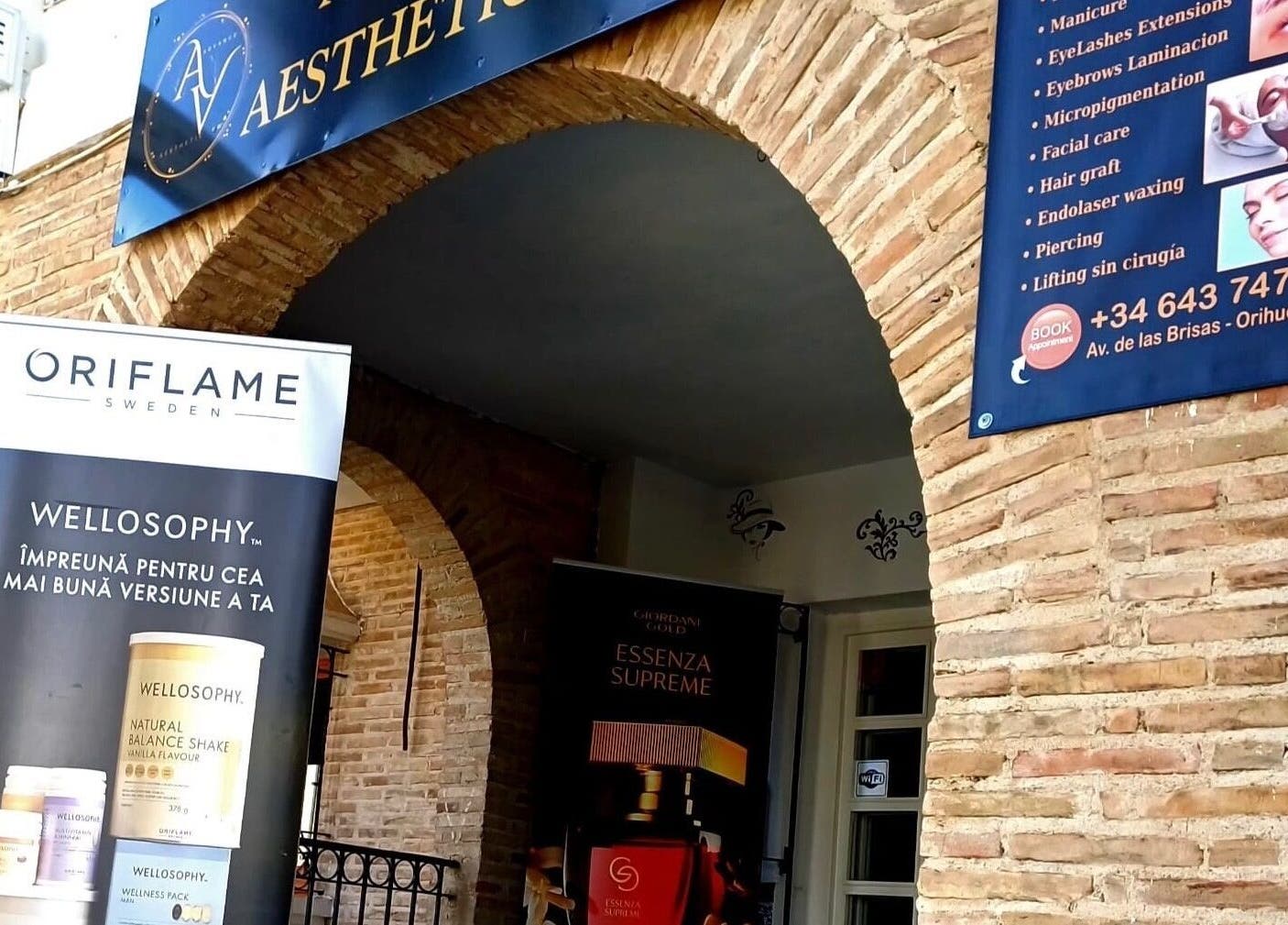 Entrada a Advanced Aesthetics VM en Villamartín, Comunidad Valenciana, ES con carteles de servicio.