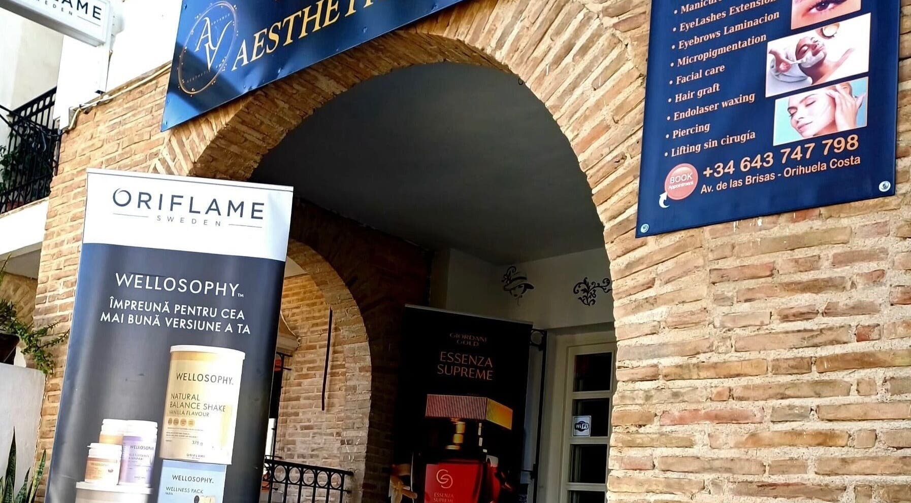 Entrada a Advanced Aesthetics VM en Villamartín, Comunidad Valenciana, ES con carteles de servicio.