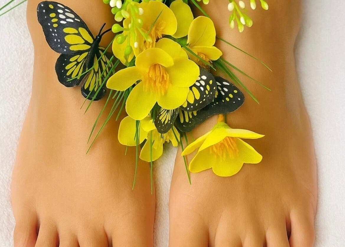 Relajantes pies con decoración floral en Advanced Aesthetics VM, Villamartín, Comunidad Valenciana, ES.