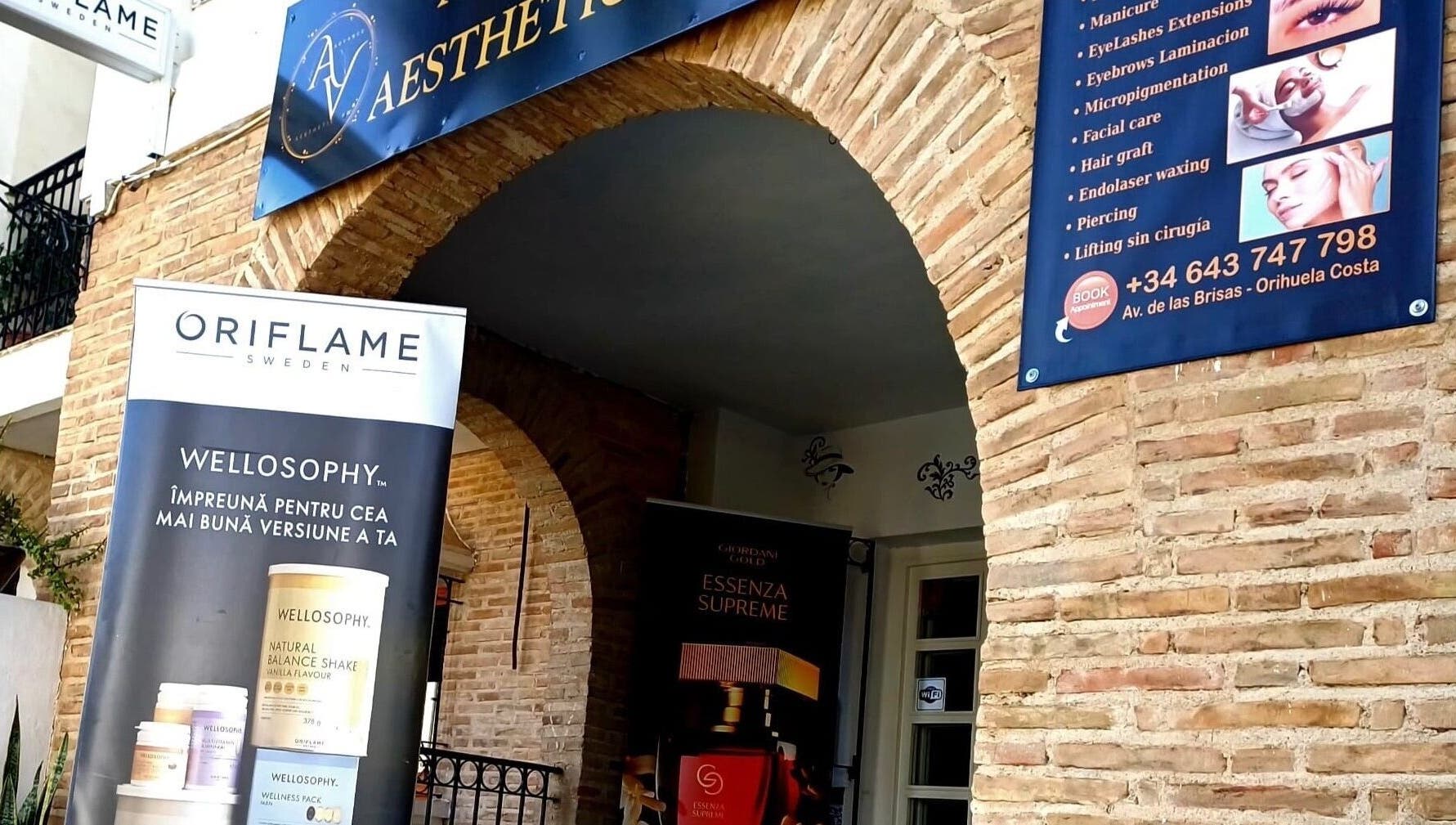 Entrada de Advanced Aesthetics VM en Villamartín, Comunidad Valenciana, ES con banners promocionales.