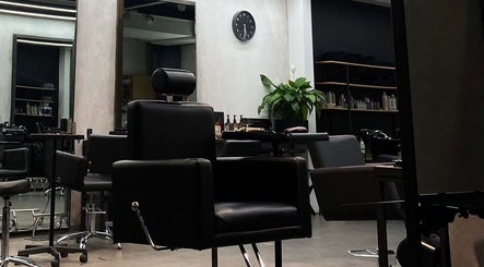 Современный интерьер салона Luméa в Hlavní Město Praha, CZ с комфортными креслами.
