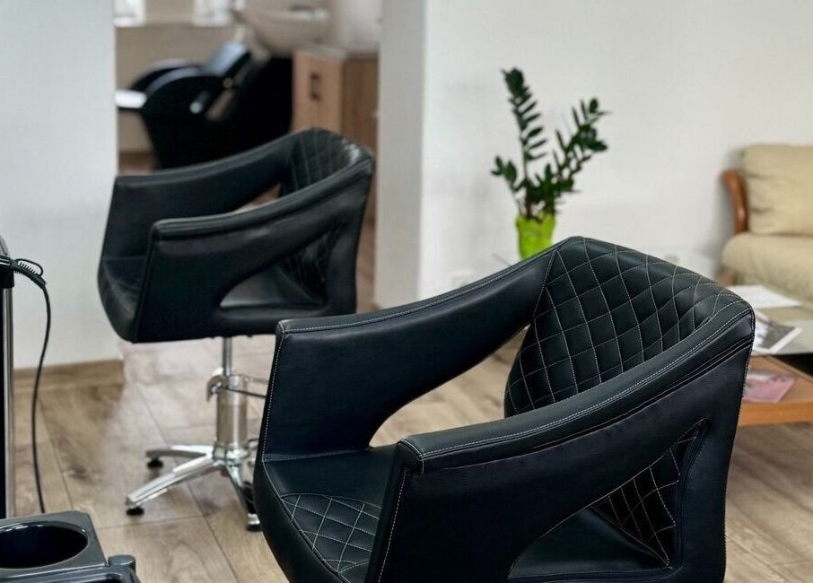 Модные парикмахерские кресла в салоне Luméa, Praha, Hlavní Město Praha, CZ.