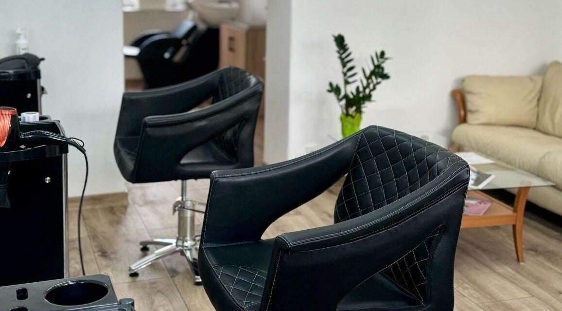 Модные парикмахерские кресла в салоне Luméa, Praha, Hlavní Město Praha, CZ.