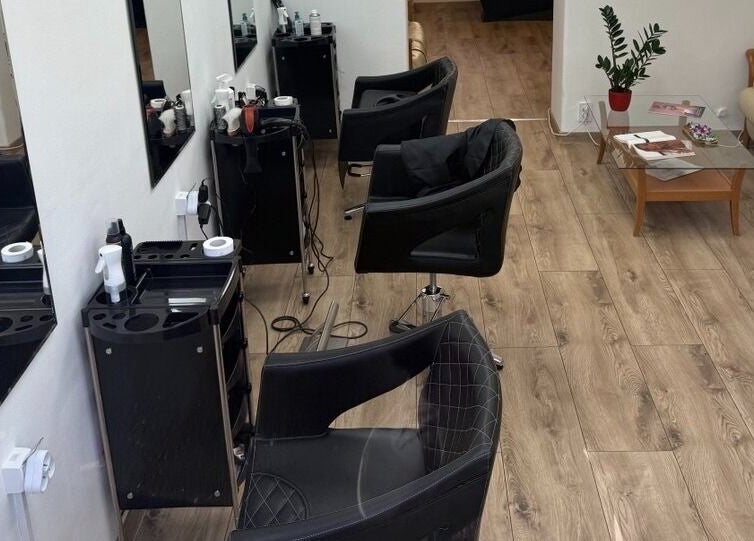 Современный салон Luméa в Праге с уютными креслами и современным декором.