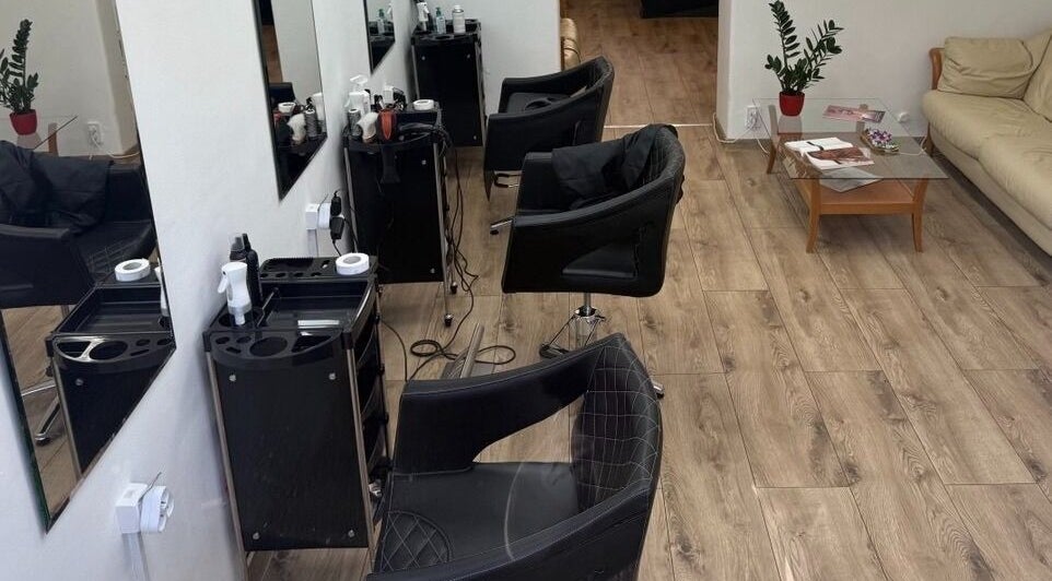 Современный салон Luméa в Праге с уютными креслами и современным декором.