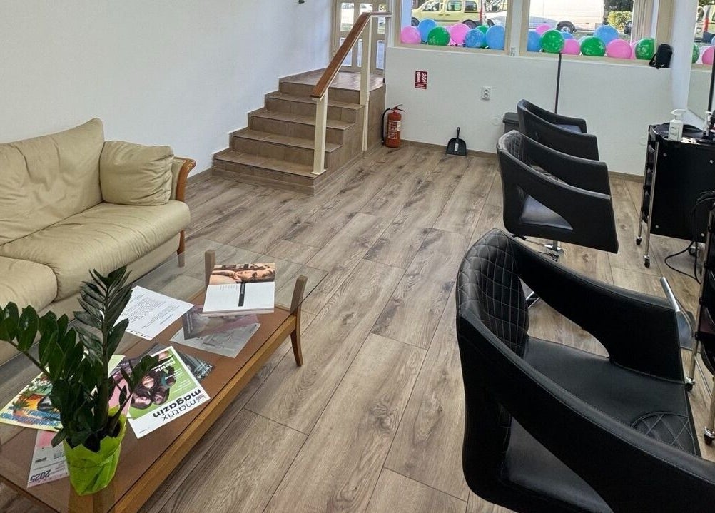 Стильный интерьер Luméa в Праге с креслами и диваном для ожидания клиентов, Hlavní Město Praha, CZ.