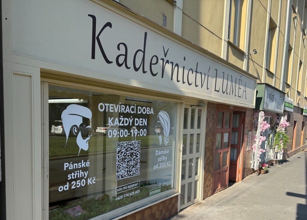 Фасад салона Лумеа на улице в Праге, Hlavní Město Praha, CZ.