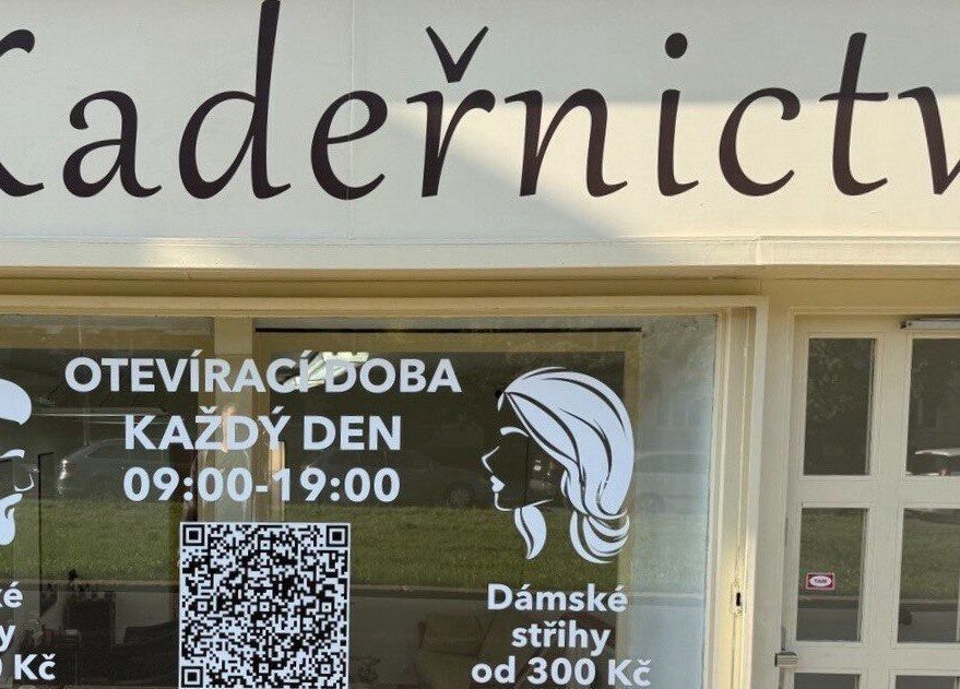 Фасад парикмахерской Luméa в Праге, часы работы и цены стрижек.