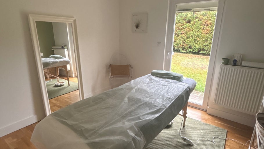 Salle de soins MaPhyto à Grande-Synthe avec table de massage près de la fenêtre.