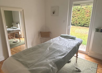 Salle de soins MaPhyto à Grande-Synthe avec table de massage près de la fenêtre.