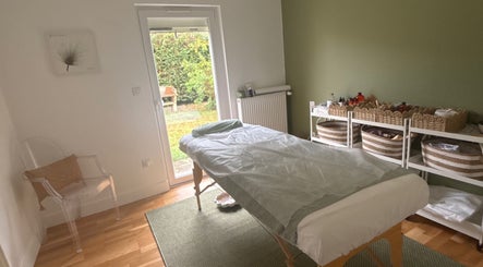 Salle de soin MaPhyto, Grande-synthe, Hauts-de-france, FR avec table de massage et décor naturel.