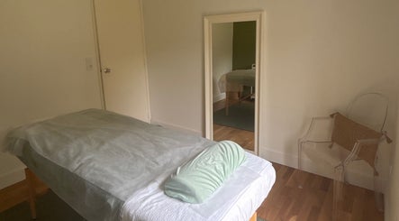 Salle de massage apaisante chez MaPhyto à Grande-Synthe, Hauts-de-France, FR avec table et miroir.