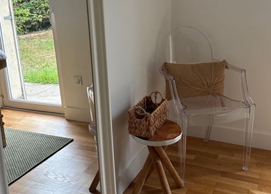 Salon lumineux de MaPhyto à Grande-synthe, Hauts-de-france, FR avec chaise transparente et tapis moderne.