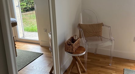 Salon lumineux de MaPhyto à Grande-synthe, Hauts-de-france, FR avec chaise transparente et tapis moderne.