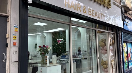 Front view of Angel Glow by Vesi in London, GB, showcasing a modern beauty salon exterior.