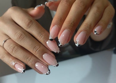 Manos con uñas decoradas en Jack Nailsmx, Ciudad De México, Ciudad De México, MX. Diseño elegante y moderno.