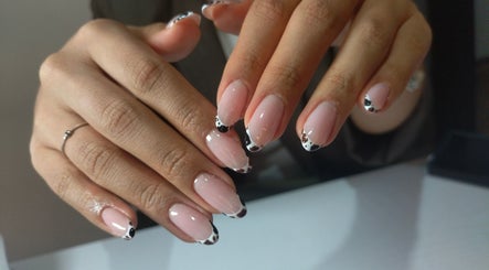 Manos con uñas decoradas en Jack Nailsmx, Ciudad De México, Ciudad De México, MX. Diseño elegante y moderno.