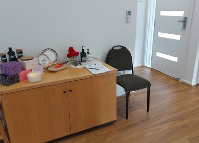 Calm welcoming area at Shu's Massage Therapy In Mernda, Melbourne, Victoria, AU with a decor cabinet and a chair.