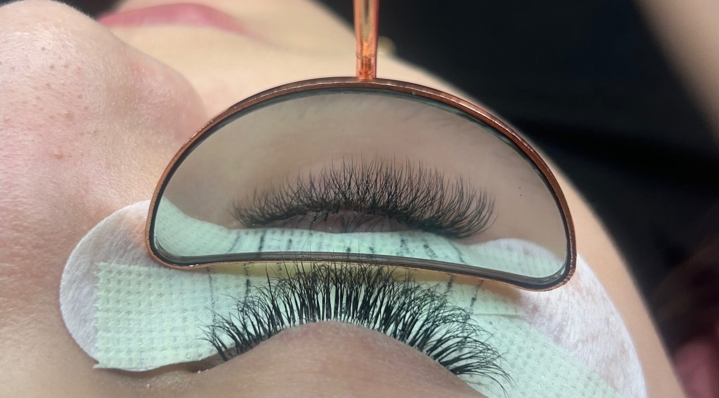 Extension de cils chez SublimLash, Porcieu-amblagnieu, Auvergne-rhône-alpes, FR. Raffinement et précision.