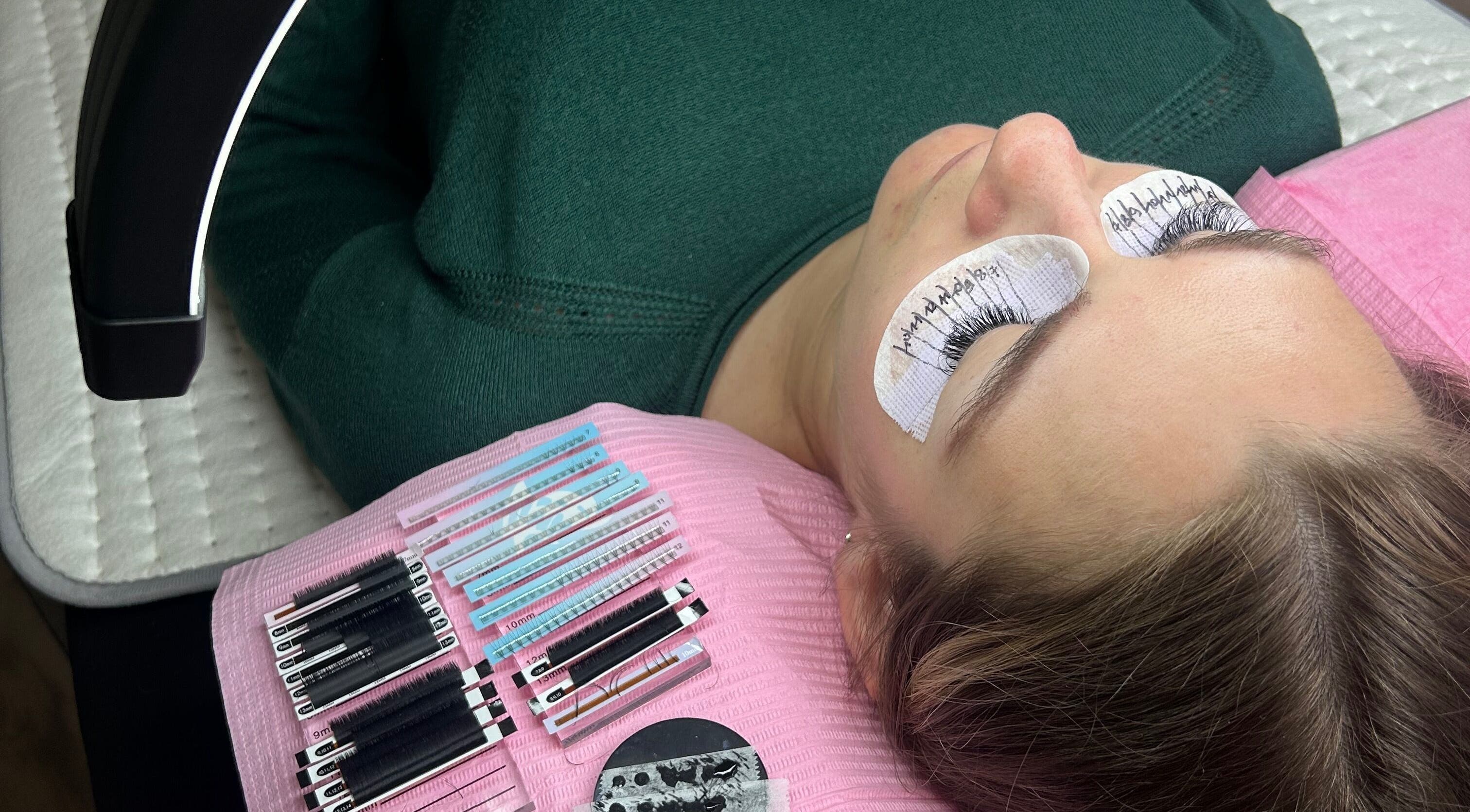 Extension de cils chez SublimLash, Porcieu-amblagnieu, Auvergne-rhône-alpes, FR. Vue détaillée du processus.