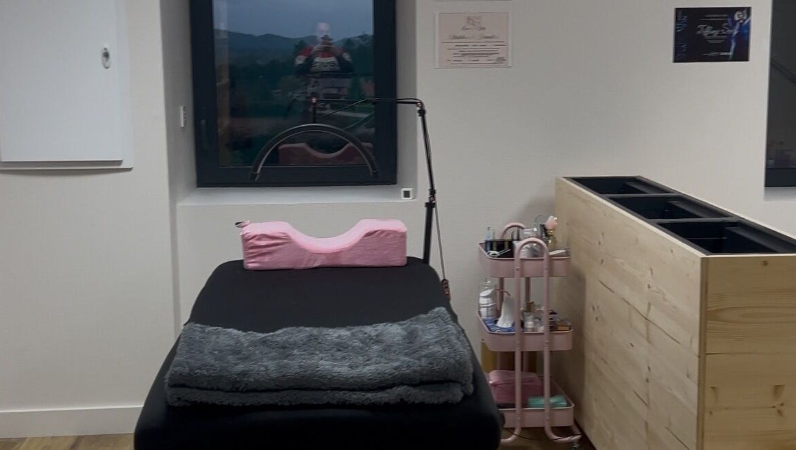 Salle de soin moderne chez SublimLash à Porcieu-amblagnieu, Auvergne-rhône-alpes, FR, avec lit et équipements.