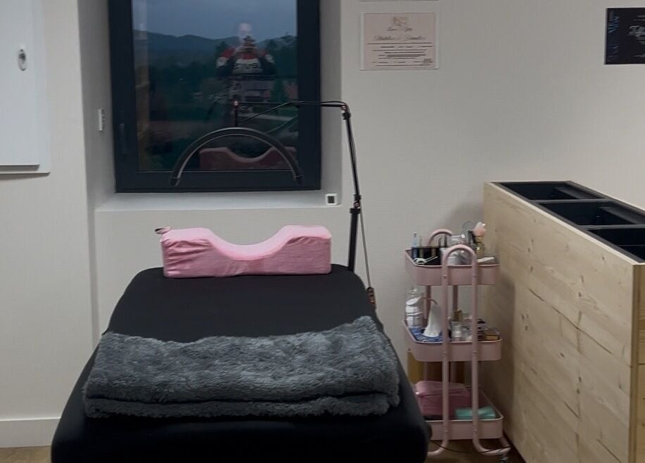 Salle de soin moderne chez SublimLash à Porcieu-amblagnieu, Auvergne-rhône-alpes, FR, avec lit et équipements.