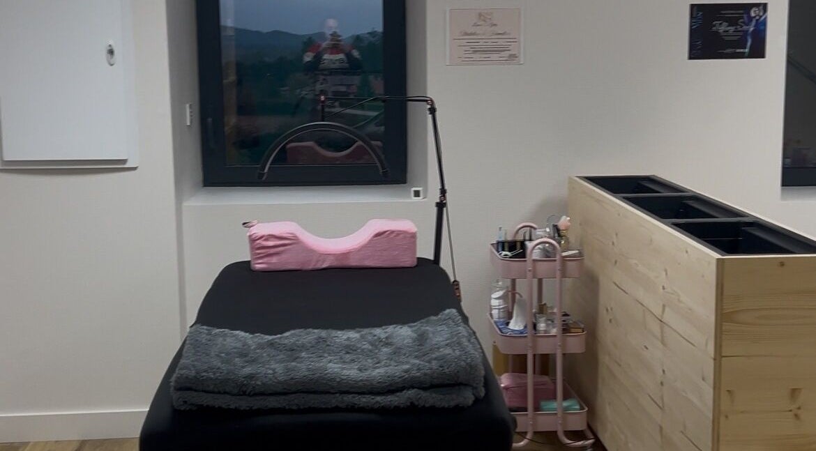Salle de soin moderne chez SublimLash à Porcieu-amblagnieu, Auvergne-rhône-alpes, FR, avec lit et équipements.