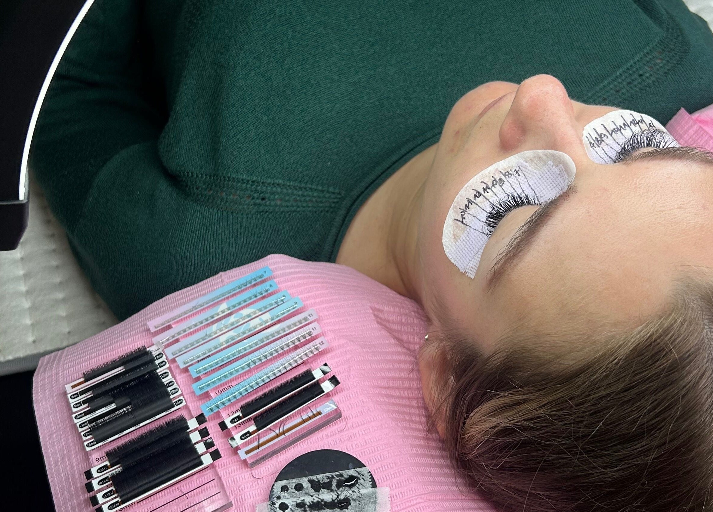 Application d'extensions de cils chez SublimLash, Porcieu-Amblagnieu, Auvergne-Rhône-Alpes, FR.