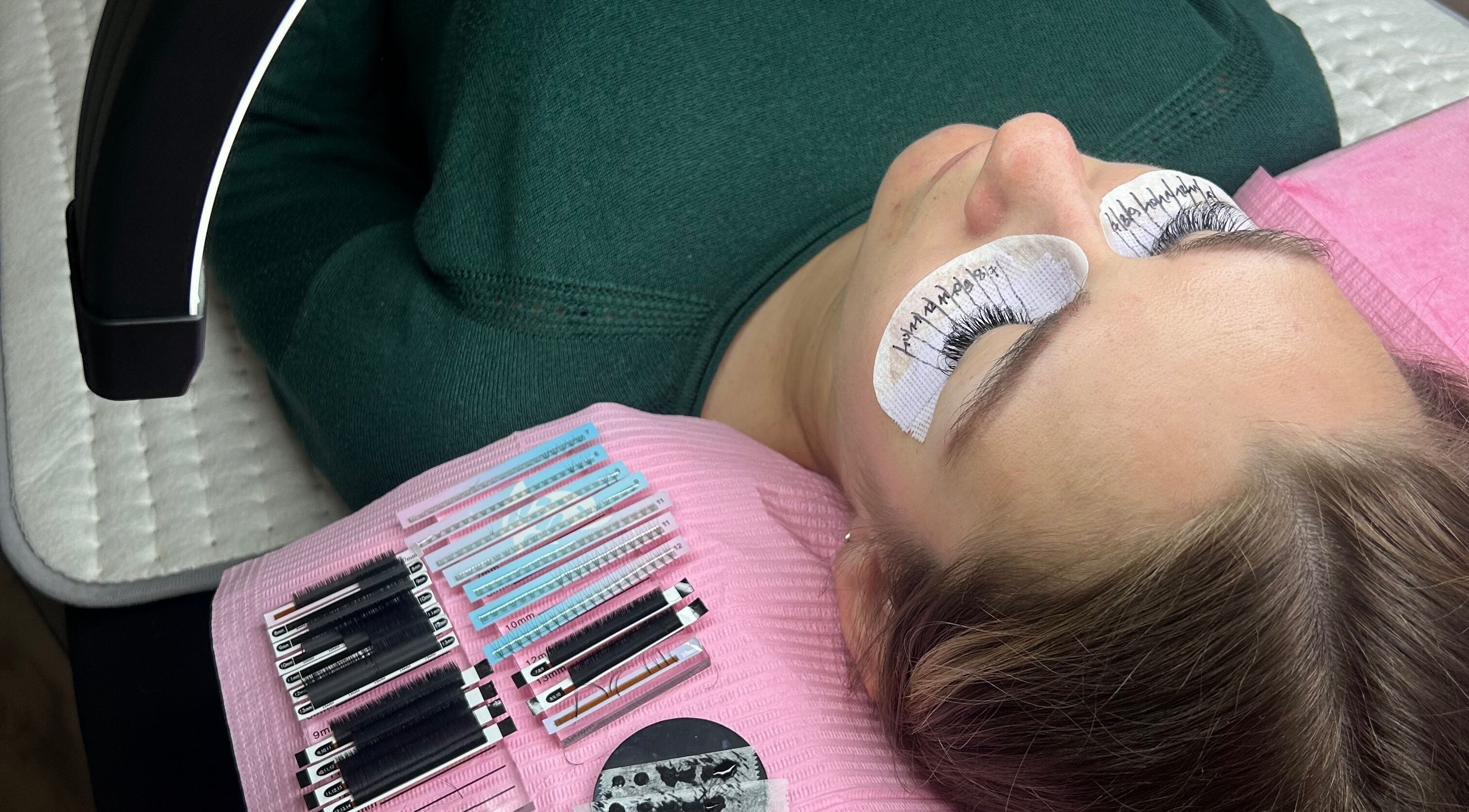 Application d'extensions de cils chez SublimLash, Porcieu-Amblagnieu, Auvergne-Rhône-Alpes, FR.