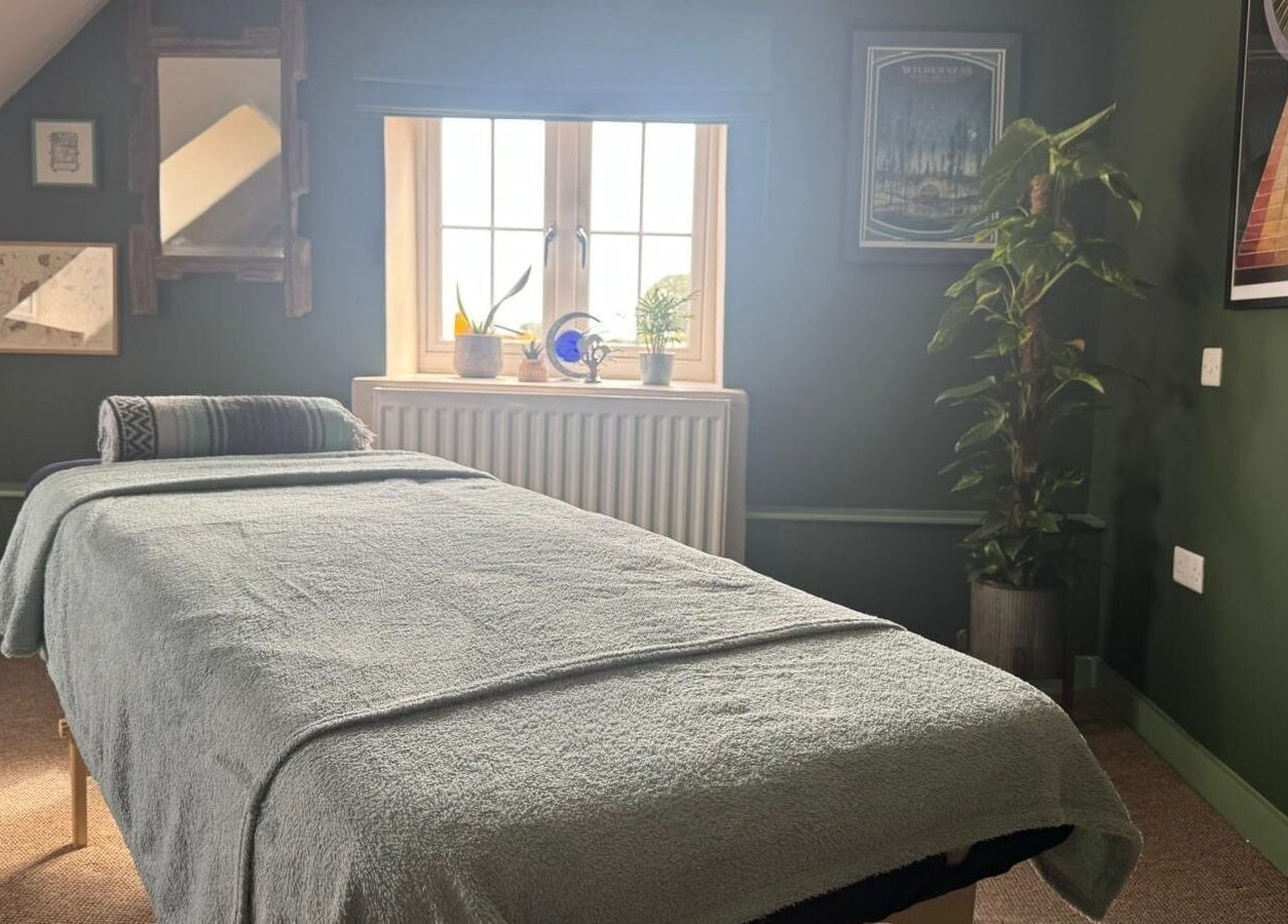 Cozy massage room at Mountain Flow Massage, Clyro, Wales, GB, featuring a soft table and calming decor.