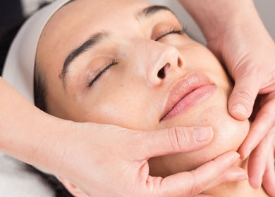 Tratamiento facial relajante en Vela Clinic, Barcelona, Cataluña, ES, destacando bienestar y cuidado de la piel.