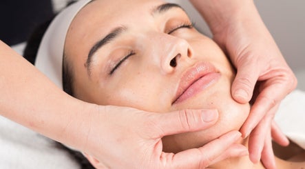 Tratamiento facial relajante en Vela Clinic, Barcelona, Cataluña, ES, destacando bienestar y cuidado de la piel.