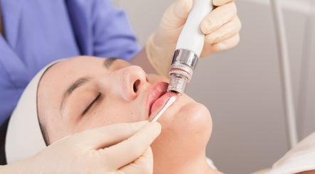 Tratamiento facial avanzado en Vela Clinic, Barcelona, Cataluña, ES.