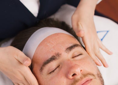 Tratamiento facial en Vela Clinic en Barcelona, Cataluña, ES, mostrando técnicas de relajación.