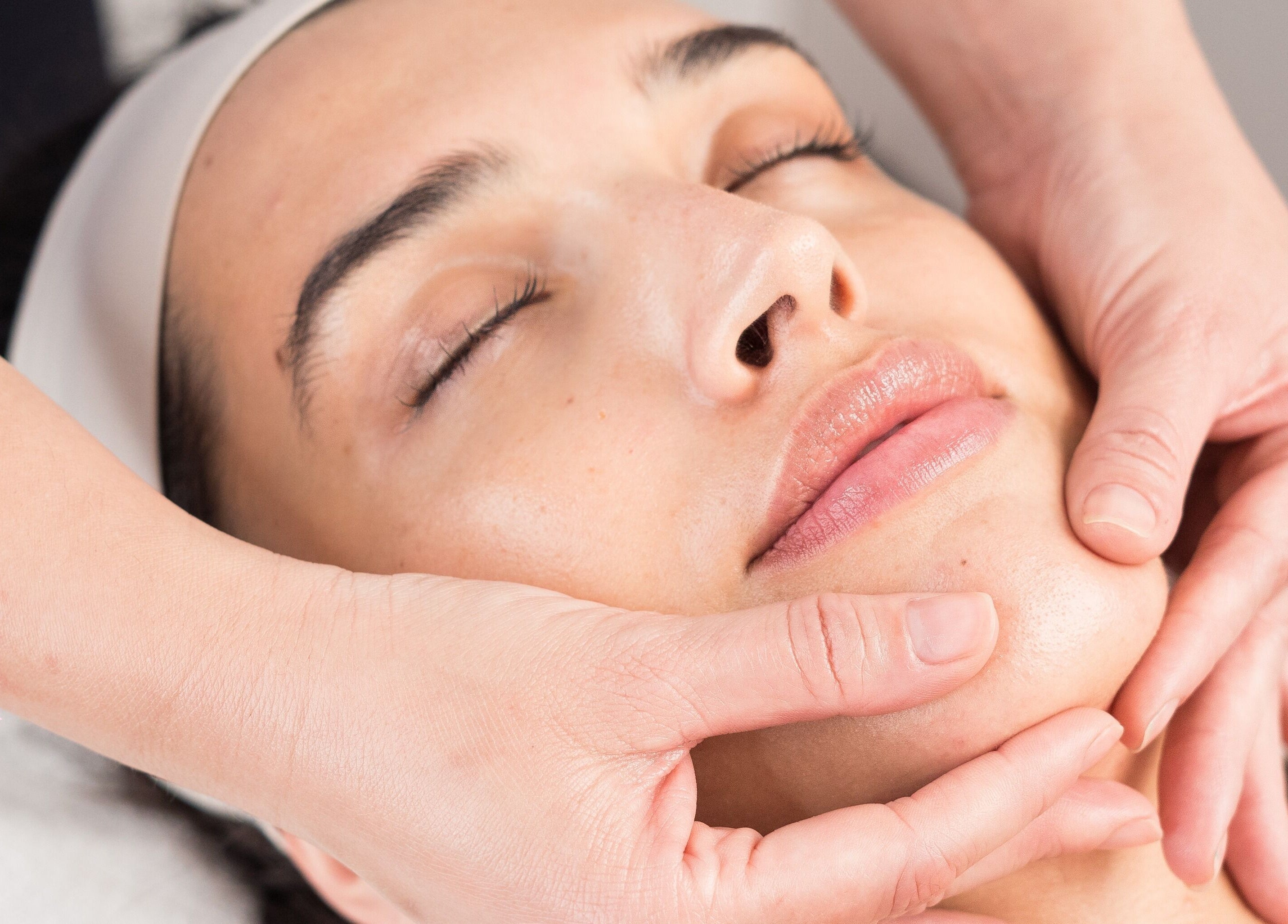 Masaje rejuvenecedor en Vela Clinic, Barcelona, Cataluña, ES. Descubre el bienestar facial aquí.