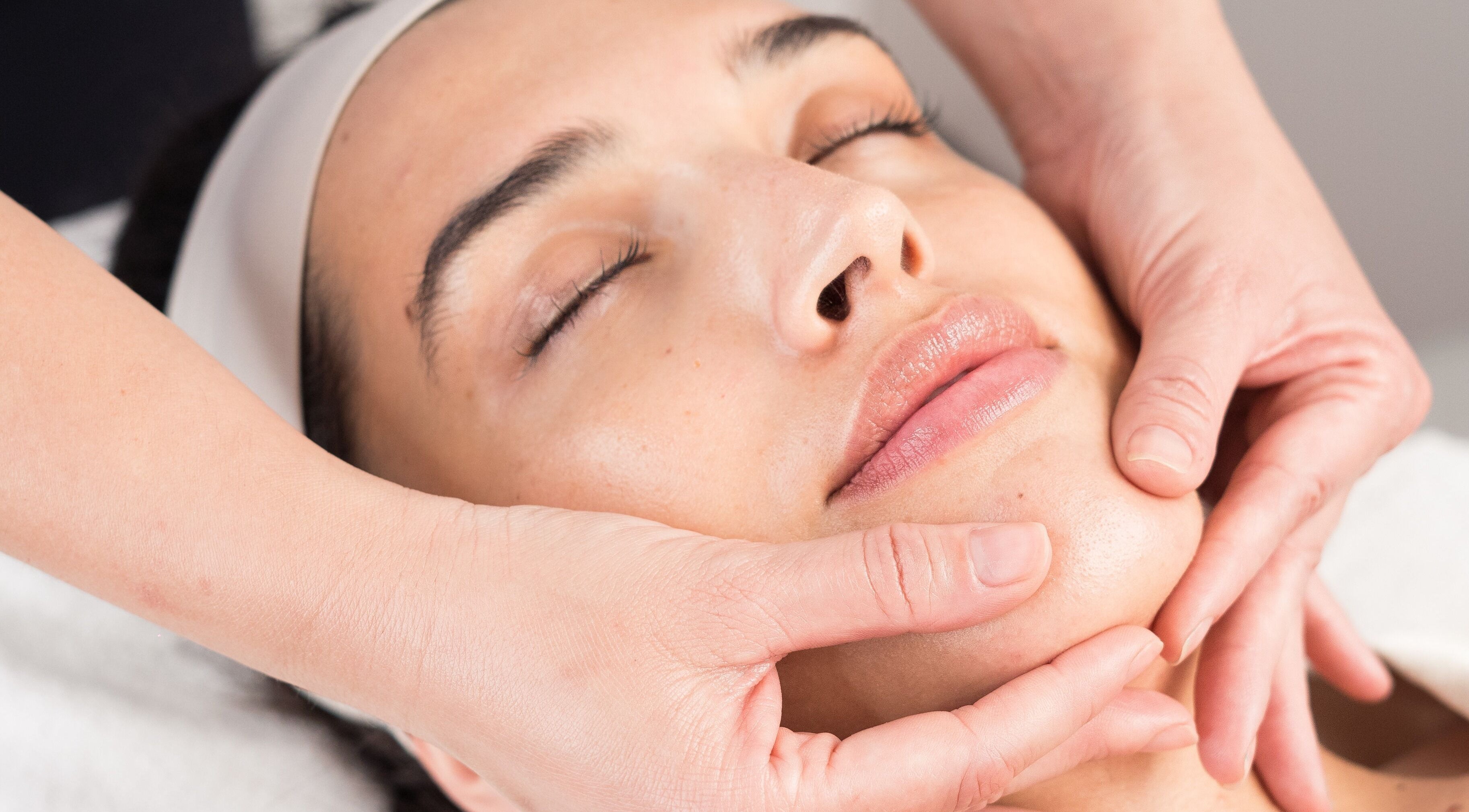 Masaje rejuvenecedor en Vela Clinic, Barcelona, Cataluña, ES. Descubre el bienestar facial aquí.