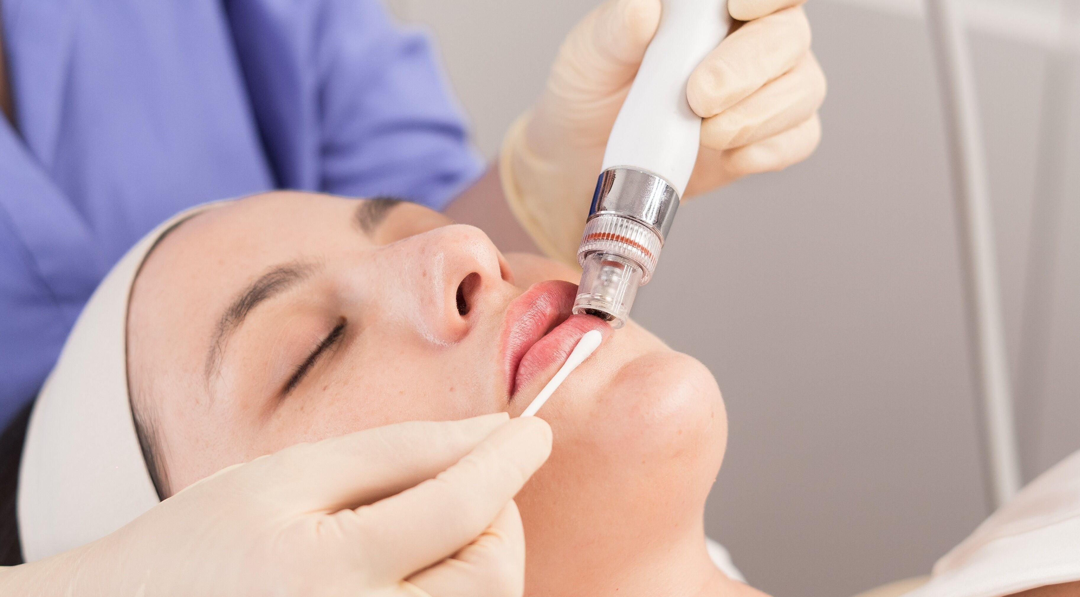 Tratamiento facial en Vela Clinic, Barcelona, Cataluña, ES, realzando la belleza natural con tecnología avanzada.