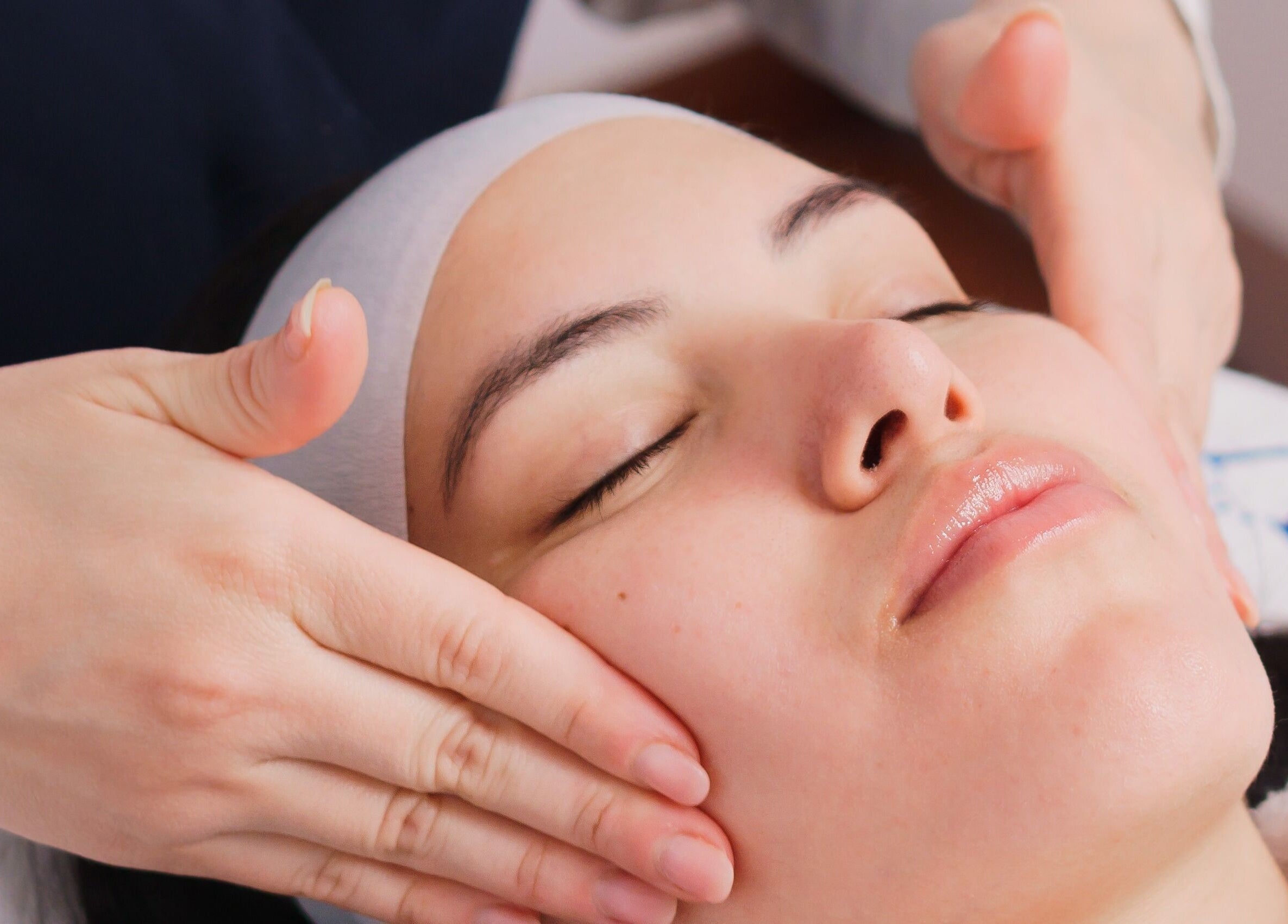 Tratamiento facial en Vela Clinic, Barcelona, Cataluña, ES, mostrando relajación y cuidado de la piel.