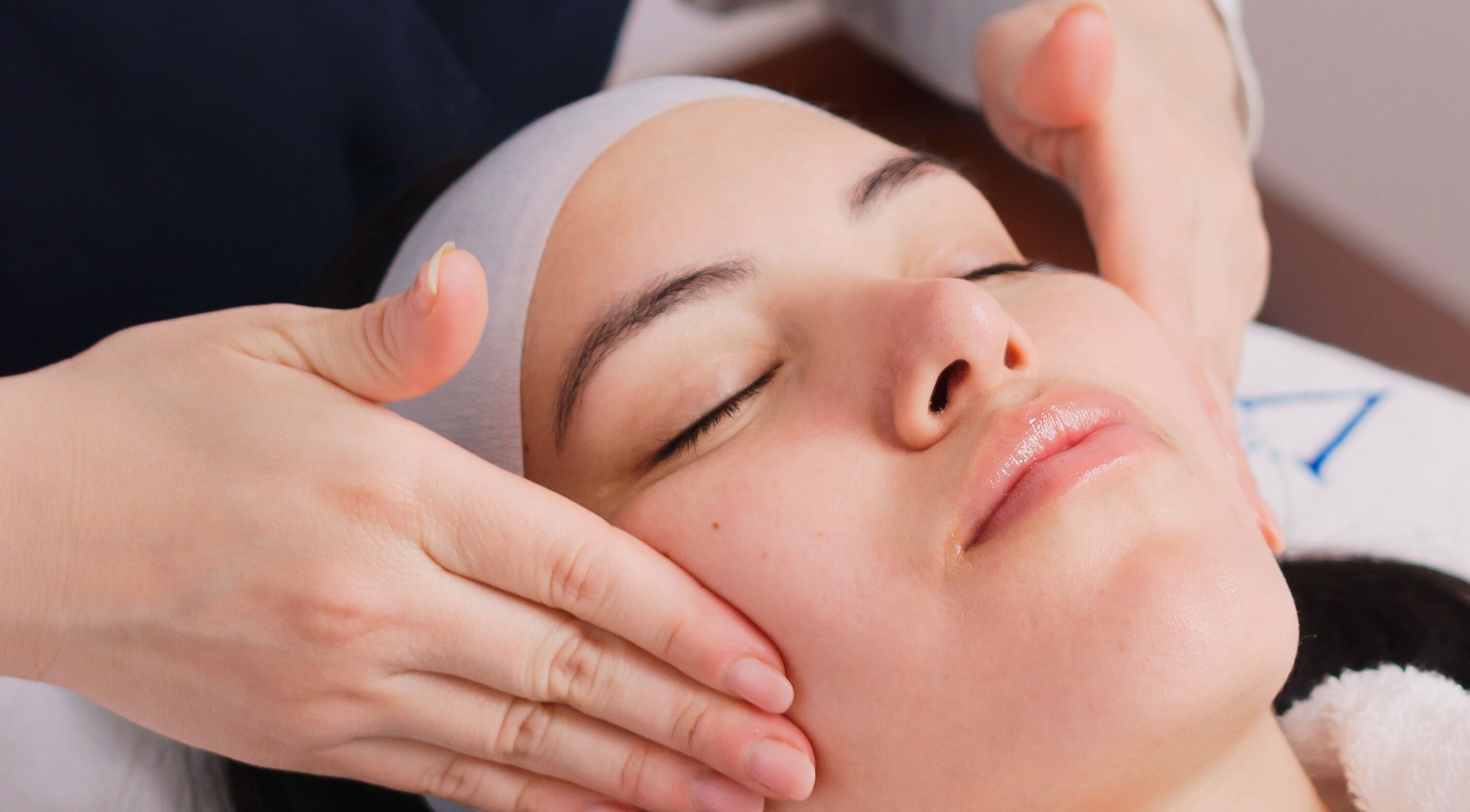 Tratamiento facial en Vela Clinic, Barcelona, Cataluña, ES, mostrando relajación y cuidado de la piel.